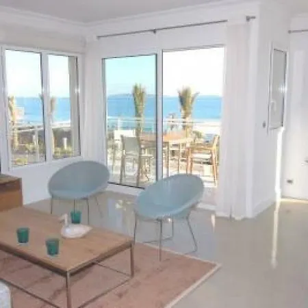 Seafront Haven: Modern 2-bed With Pool * Cannes