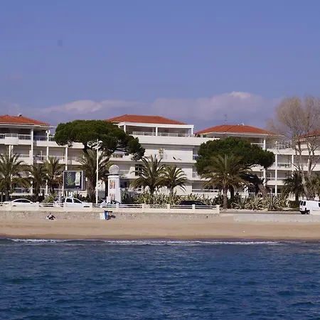 Seafront Haven: Modern 2-bed With Pool *
