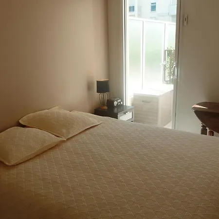 Seafront Haven: Modern 2-bed With Pool Apartment Cannes
