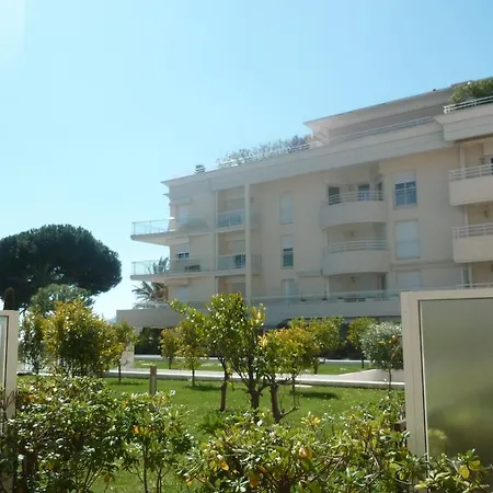 Seafront Haven: Modern 2-bed With Pool Cannes
