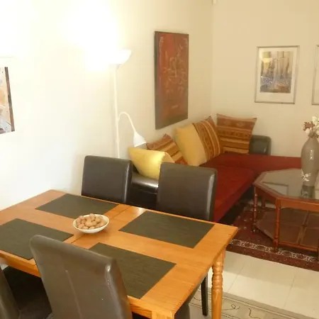 Seafront Haven: Modern 2-bed With Pool Apartment *
