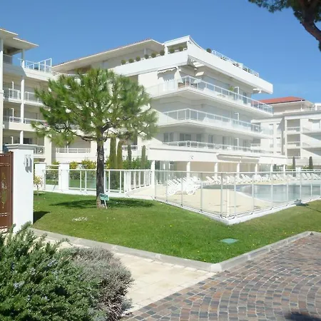 Seafront Haven: Modern 2-bed With Pool Apartment Cannes