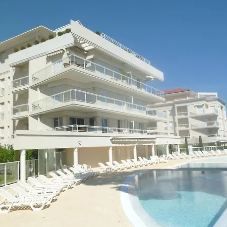 Apartment Seafront Haven: Modern 2-bed With Pool