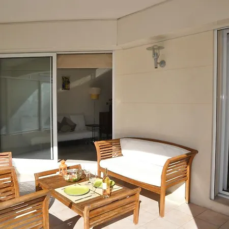 Apartment Seafront Haven: Modern 2-bed With Pool