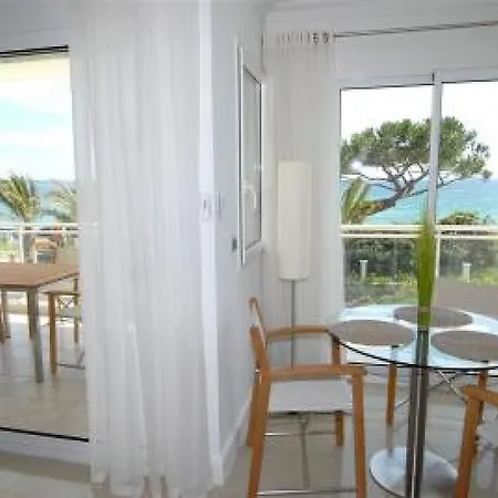 Seafront Haven: Modern 2-bed With Pool Apartment *
