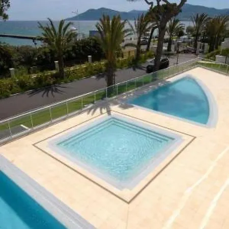 Seafront Haven: Modern 2-bed With Pool Apartment Cannes