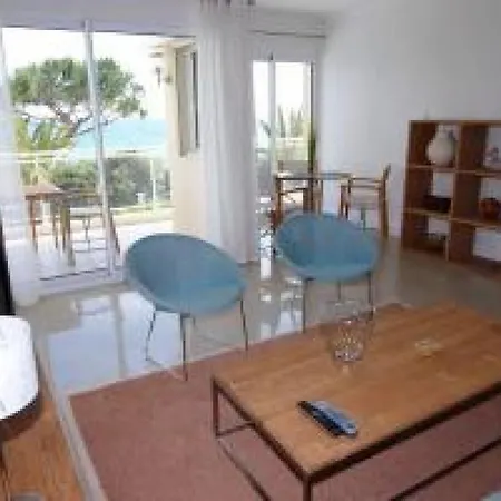 Seafront Haven: Modern 2-bed With Pool Apartment Cannes